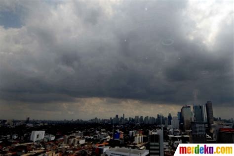 foto fenomena gumpalan awan hitam hantui langit ibu kota