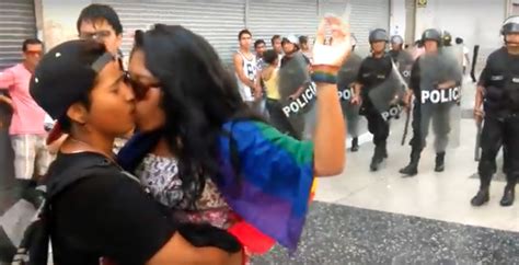 hundreds of people in peru held a kissathon for lgbt rights