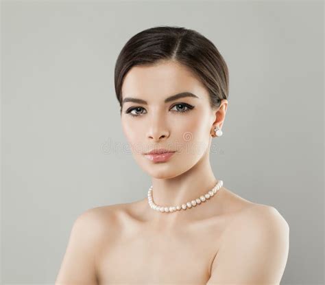 Elegantl Woman With Pearls Earrings And Necklace Stock Image Image Of