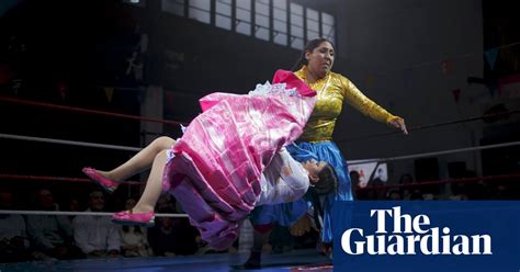 Bolivian Cholitas Wrestling In Pictures Art And Design The Guardian