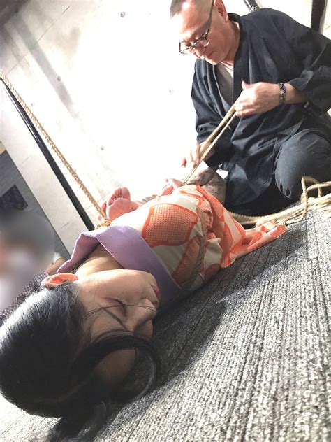日本で一番有名な緊縛師･奈加あきら氏がdvdショップで緊縛ショー！逆海老吊りにファンも息をのむ！ ページ 4 fanzaニュース