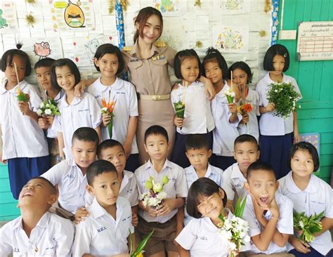 guru cantik dan kawaii ini bikin murid murid betah di kelas dengan