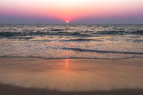 zonsondergang op zee strand stock afbeelding image  hemel stemming