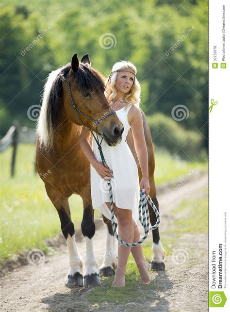 mujer romántica con el caballo foto de archivo imagen