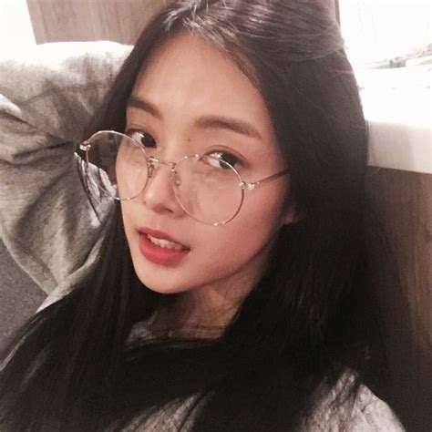 𝘵𝘩𝘦𝘭𝘢𝘻𝘺𝘴𝘰𝘯𝘨𝘨 Ulzzang Girl Selca Ulzzang Korean Girl Ulzzang Glasses