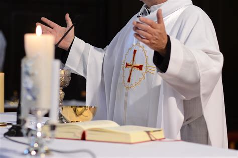roman catholic dioceses prepare  resume public mass michigan radio