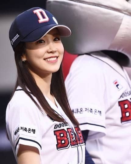 cantiknya jang ye won reporter korea selatan di asian games 2018