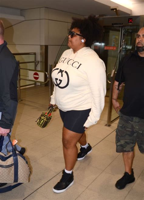 lizzo mobbed  fans  sydney airport  australia  continues metro news
