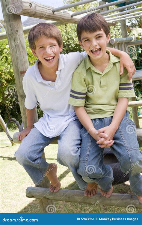 dos amigos masculinos jovenes en una sonrisa del patio imagen de