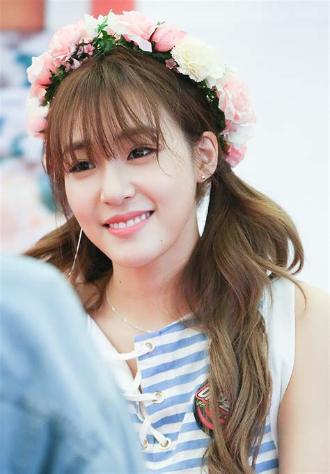 File Tiffany Hwang At A Fansigning In Busan In June 2016 06