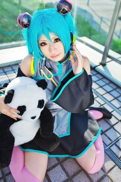 2 old 4 anime vocaloid hatsune miku cosplayers