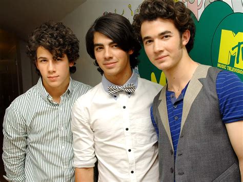 show  drastically  jonas brothers style  evolved     years