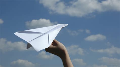 papieren vliegtuig vliegt van grote hoogte afvalbak  rtl nieuws