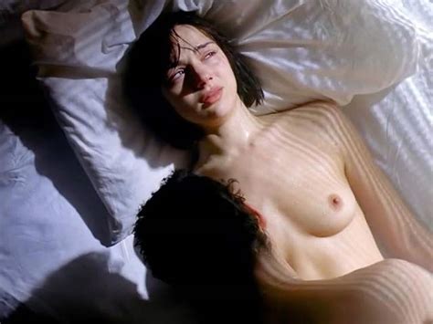 amanda ryan topless sex scene from the hunger scandal planet