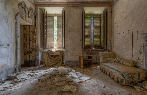 15 Photos Of Abandoned Bedrooms Show Their Dusty Remains