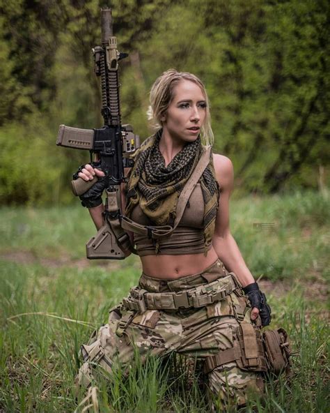 busty gun gal ejército mujeres chica militar mujeres militares