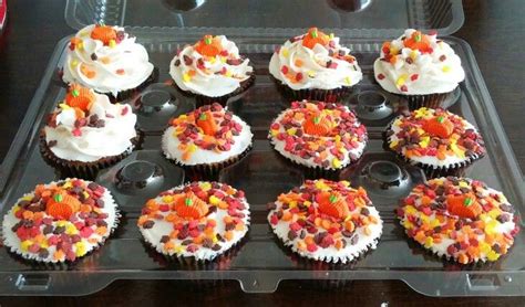 assorted thanksgiving cupcakes flat top and swirl iced thanksgiving