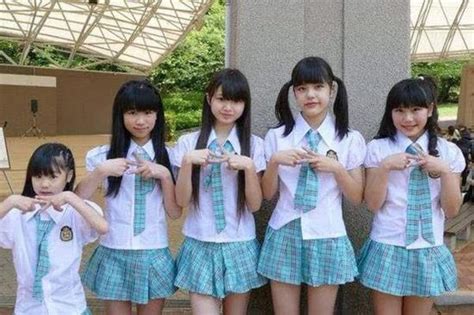 日本小学生女团走红 穿比基尼走秀引吐槽围观