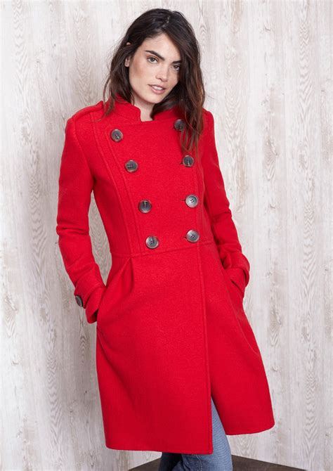 abrigo largo rojo