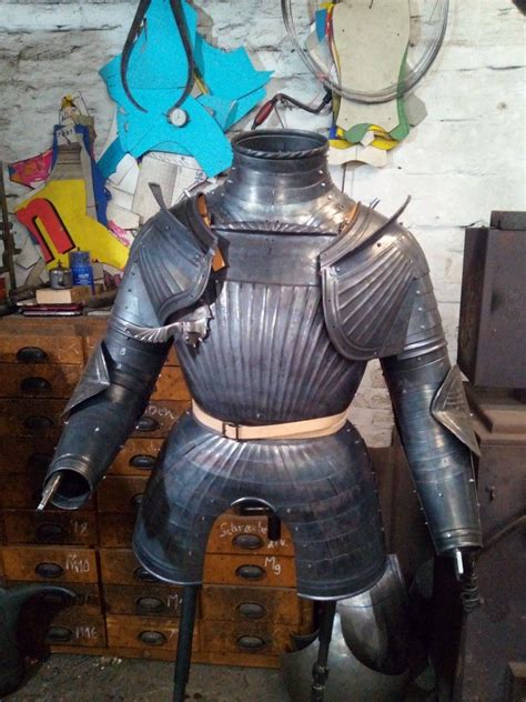 pin  medieval knight  nove brneni medieval armor black armor museum exhibition
