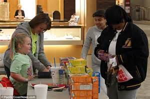 honey boo boo pitches in to flog girl scout cookies with her local