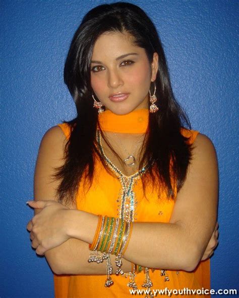rare sunny leone pics which proves she has normal life too