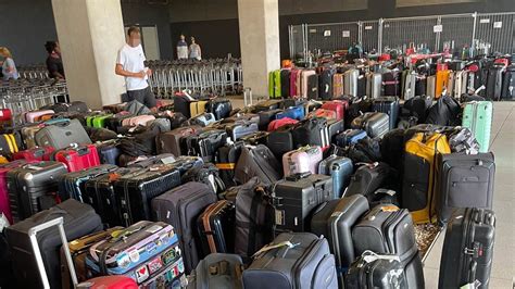 krankmeldungen wegen hitze hunderte herrenlose koffer  flughafen ber