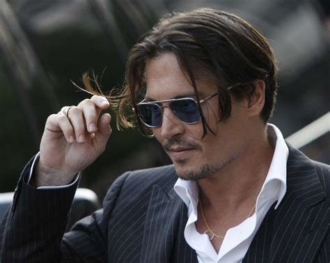 È rimasta fedele al power suit ma ha stravolto l'acconciatura, tornando ai capelli sciolti che le contornano il viso. Tagli Capelli Johnny Depp - Tagli Capelli