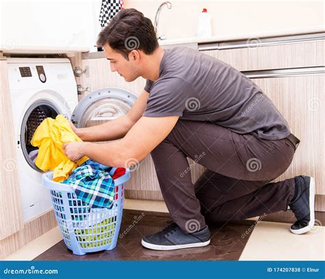 Jovem Marido Lavando Roupa Em Casa Foto De Stock Imagem De Tarefas