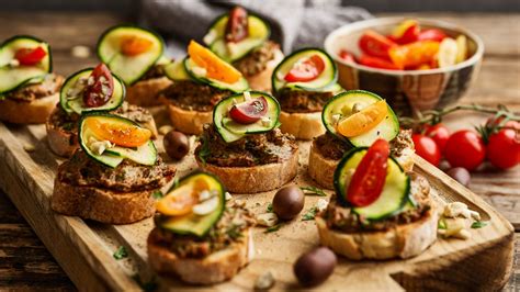 olivenpaste auf geroestetem brot apero haeppchen