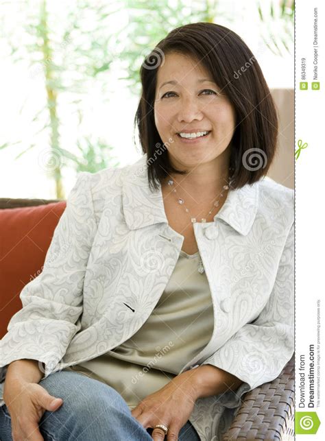 sonrisa asiática confiada madura hermosa de la mujer imagen de archivo imagen de felicidad