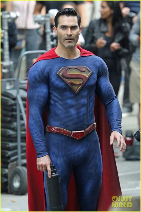 tyler hoechlin  buff   superman suit  filming superman
