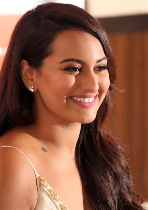 high quality bollywood celebrity pictures sonakshi sinha sexy cleavage