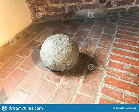 de oude grote krijgs ronde sferische kanonskogel van het steen oude middeleeuwse ijzer stock