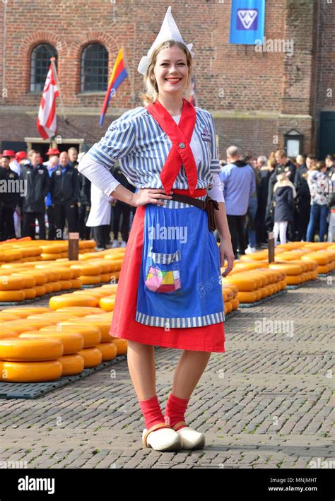 las niñas holandés en traje tradicional en el mercado de queso en el