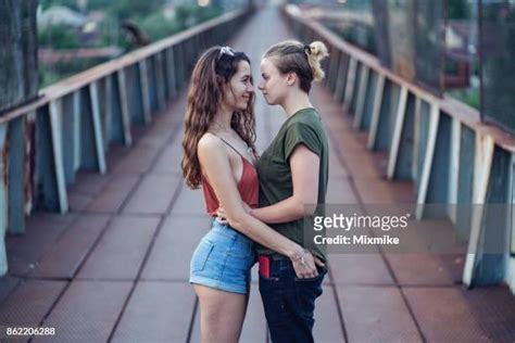 beautiful lesbian kiss photos et images de collection getty images