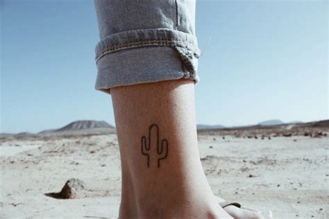 Pequeños Tatuajes — Tatuaje De Un Pequeño Cactus Situado En El Tobillo
