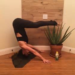 hilaria baldwin doing yoga instagram 08 gotceleb