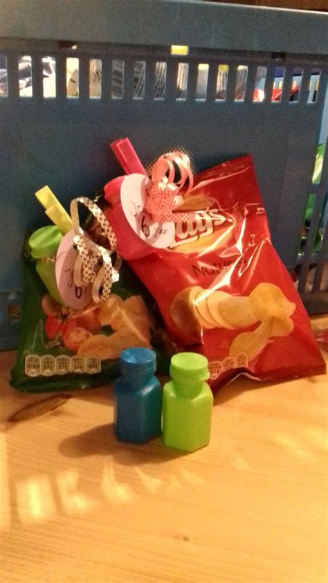 traktatie zakje chips met een belleblaasje van de action feestje eten kinderen traktaties