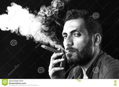 mensen rokende die sigaar door rook wordt omringd stock foto image  persoon mexicaans