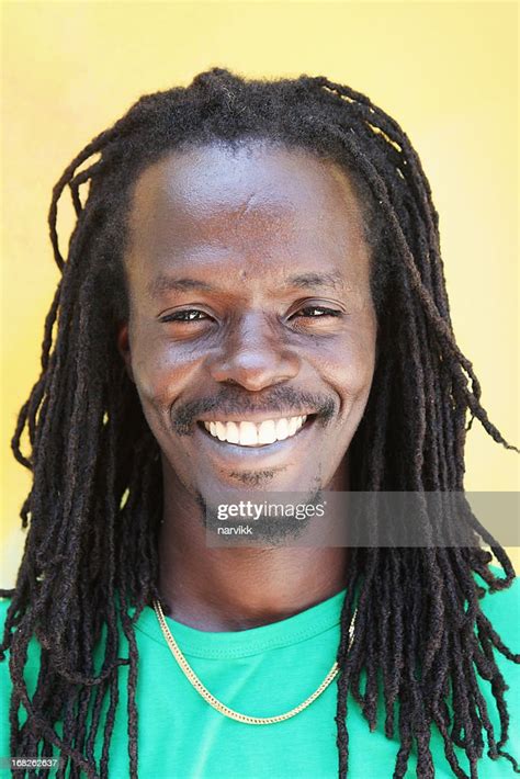 portrait de souriant homme jamaïcain photo getty images