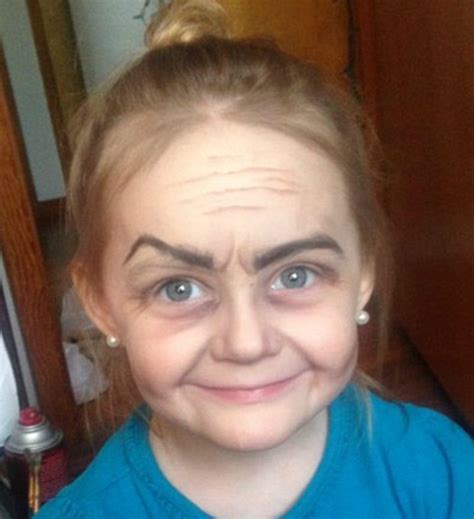 Menina De 3 Anos Pede Para Usar Maquiagem E Tia A