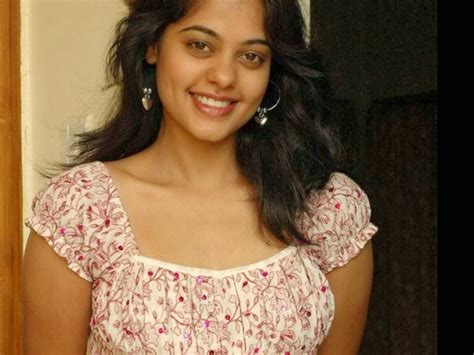 actress bindu madhavi hot smile stills cap