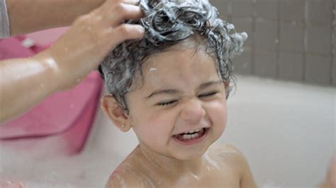 cómo lavar y peinar el cabello de los pequeños johnson s® youtube