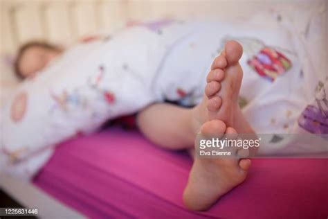 Filles Ado Qui Dorment Au Lit Photos Et Images De Collection Getty Images