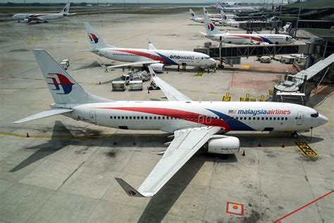 airlines malaysia airlines risks bankruptcy  plunging