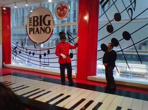 big piano  fao schwartz   tom hanks danced     big tom hanks piano dance