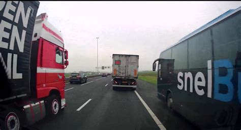 dumpert bus neemt vluchtstrook