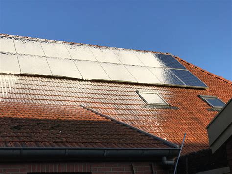 zonnepanelen reinigen zonnepanelen schoon maken reinigen dakpannen dak reinigen dakreiniging