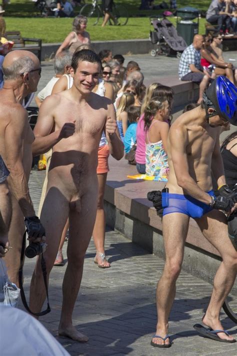 men naked straight guys in public des photos de nu